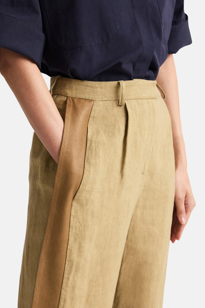 Slim A Pant with Lip Tux in Plain Weave Linen Kelp / Ermine
